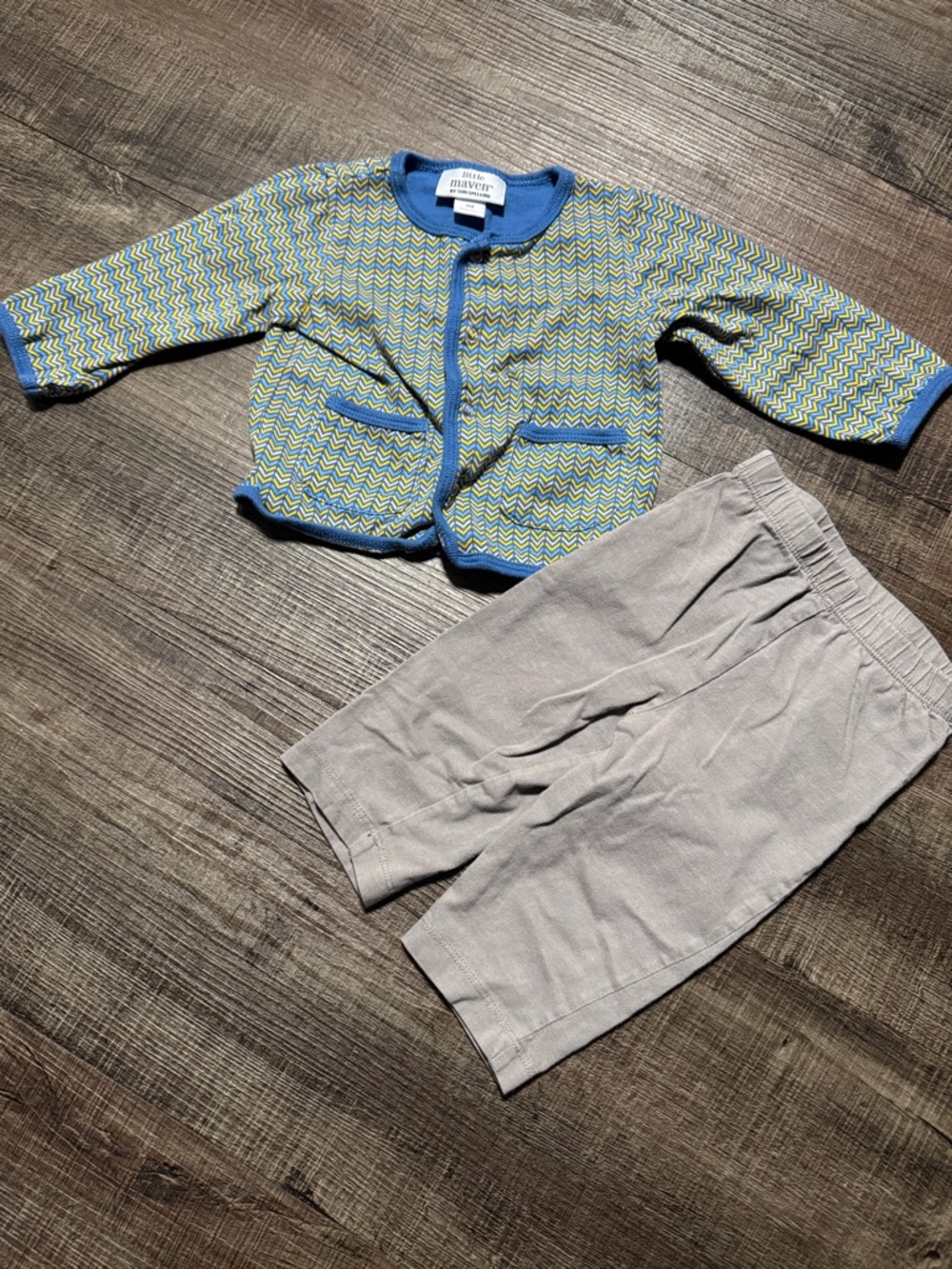 Baby Zigzag Knit Cardigan & Light Gray Shorts - Blue & Yellow